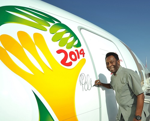 Pelé firma un Boeing 777s de Emirates